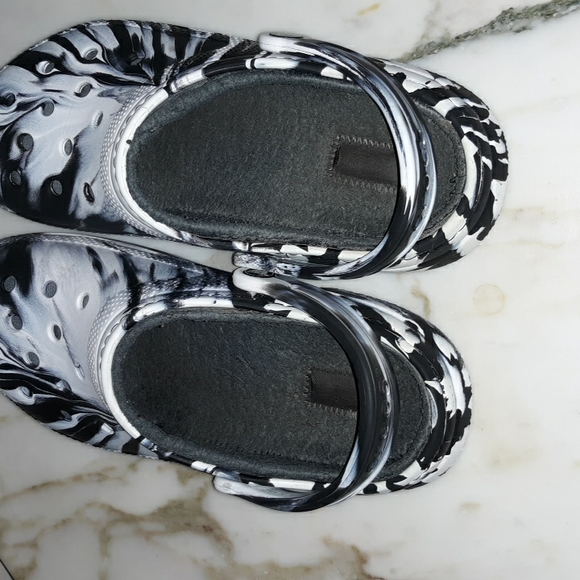 Crocs Classic Unisex Marbled Design Fleece Lined Crocs - Picture 6 of 8